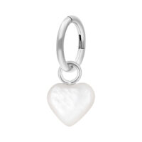 Anello per ombelico in argento con ciondolo a cuore bianco su sfondo bianco