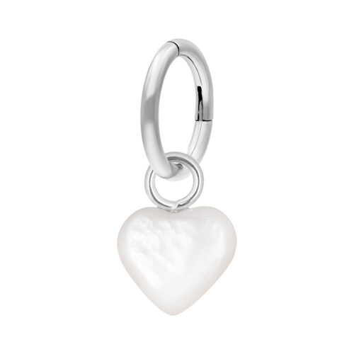 Anello per ombelico in argento con ciondolo a cuore bianco su sfondo bianco