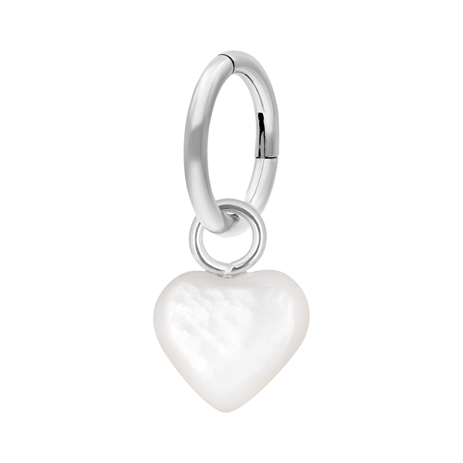 Anello per ombelico in argento con ciondolo a cuore bianco su sfondo bianco
