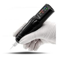 FK Irons Microbeau Flux S in Nero Macchina per tatuaggi FK Irons Microbeau Flux S nera in mano, guanti bianchi