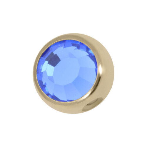 Sfera di titanio dorato con cristallo blu zaffiro su sfondo bianco