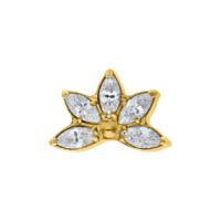 Attacco piercing dorato con cinque cristalli chiari su sfondo bianco