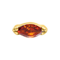 Punta per piercing dorata con cristallo marquise rosso scuro su sfondo bianco