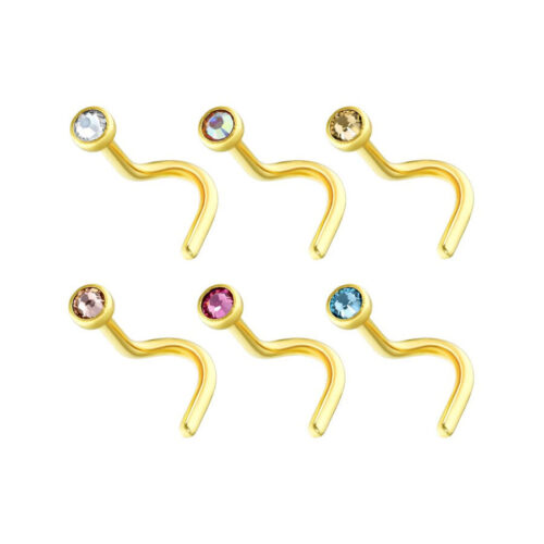 Sei orecchini al naso dorati con cristalli chiari e colorati su sfondo bianco