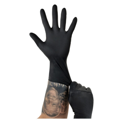 Guanto monouso nero indossato su un braccio tatuato
