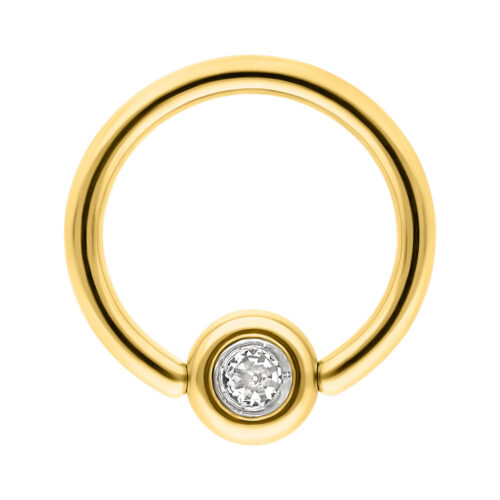 Clip in oro con pietra cristallina su sfondo bianco