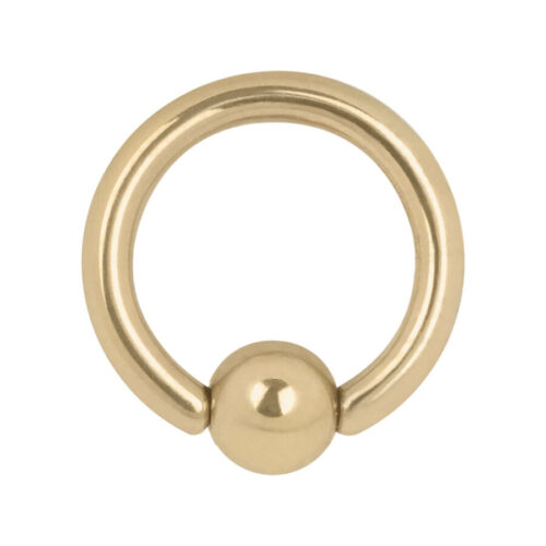 Anello a sfera dorato in titanio con chiusura a sfera su sfondo bianco