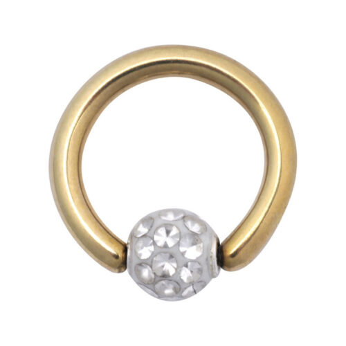 Clip in oro con cristalli chiari su sfondo bianco