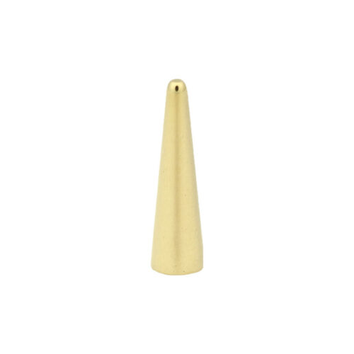 Piercing Spike in titanio dorato con forma conica su sfondo bianco