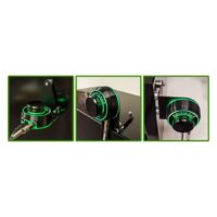 Supporto Critical Atom nero con luce verde su sfondo bianco