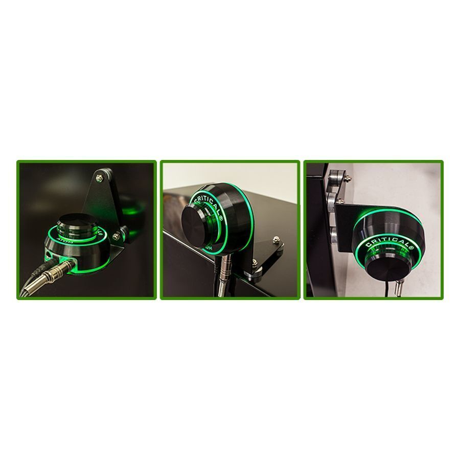 Supporto Critical Atom nero con luce verde su sfondo bianco