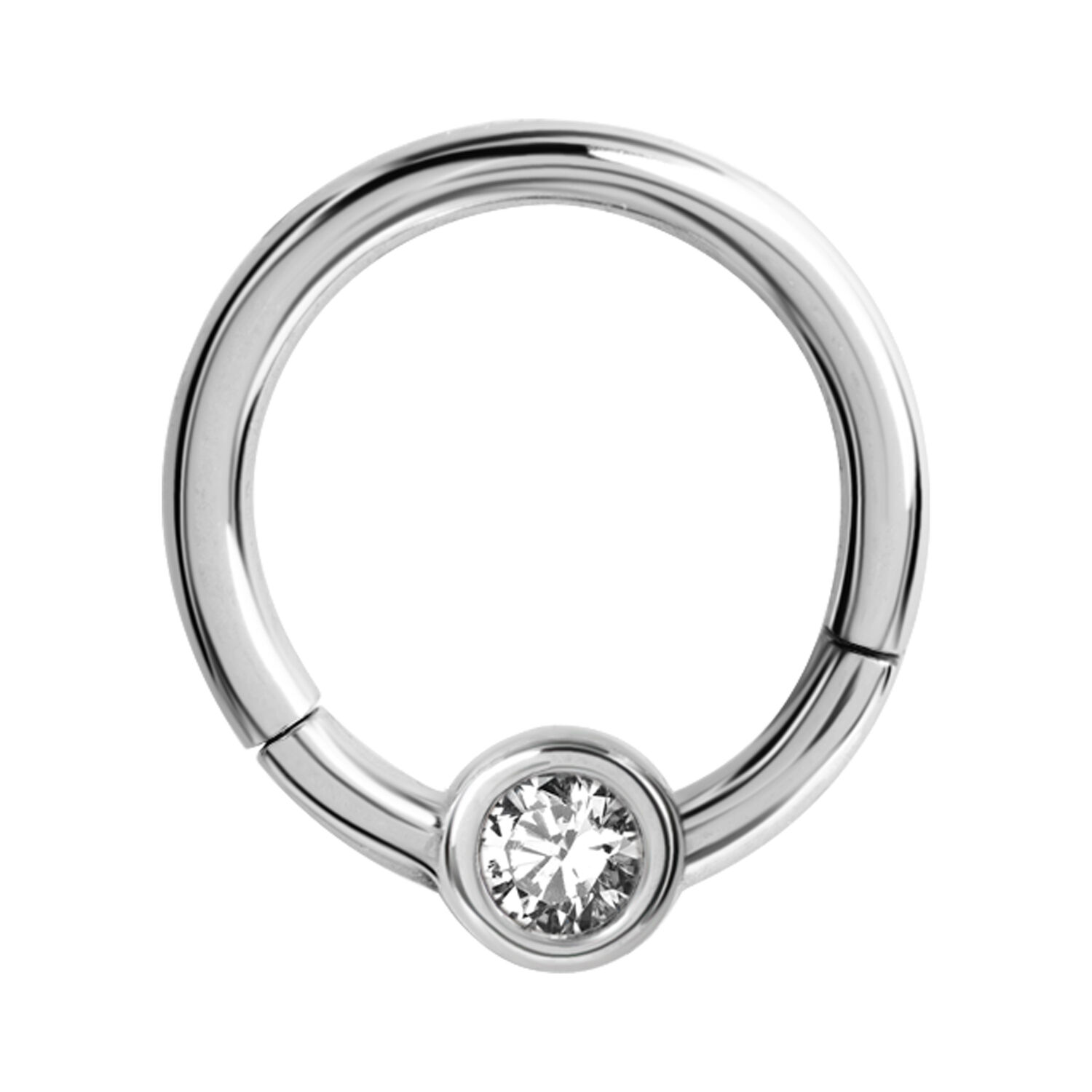 Anello piercing in argento con cristallo chiaro su sfondo bianco