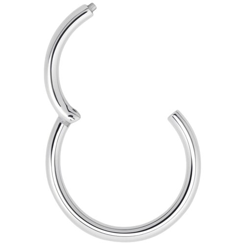 Anello segmentato incernierato in acciaio chirurgico argentato su sfondo bianco