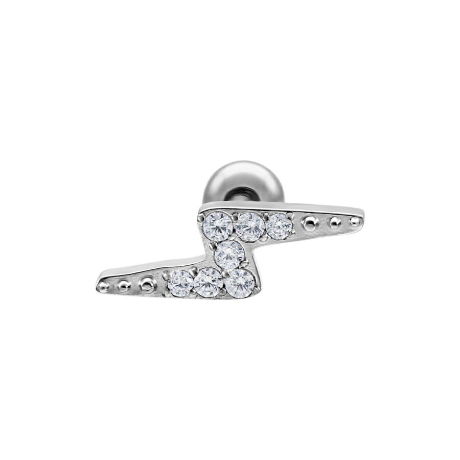 Piercing all'orecchio in argento con cristalli chiari su sfondo bianco