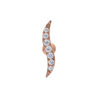 Piercing all'orecchio in oro rosa con forma ondulata e zirconi chiari su sfondo bianco