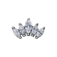 Barbell per orecchio argento con cinque cristalli chiari su sfondo bianco