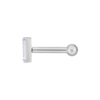 Barbell per orecchio in acciaio chirurgico argentato con baguette Barbell per orecchio argentato con cristallo rettangolare su sfondo bianco