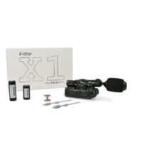 Macchinetta per tatuaggi Inkjecta Flite X1 nera con accessori su sfondo bianco