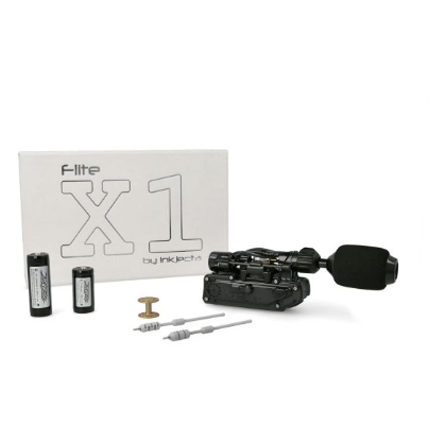 Macchinetta per tatuaggi Inkjecta Flite X1 nera con accessori su sfondo bianco