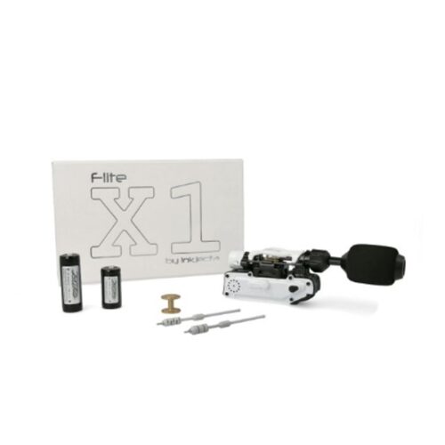 Macchina per tatuaggi Inkjecta Flite X1 Troopa bianca con accessori su sfondo bianco