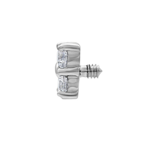 Puntale piercing argentato con cristalli chiari e filettatura esterna, sfondo studio