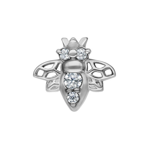 Ape in acciaio chirurgico argentato con quattro cristalli chiari su sfondo bianco