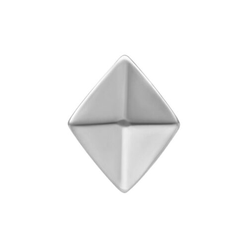 Punta piramidale argentata in acciaio chirurgico su sfondo bianco
