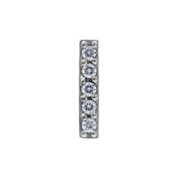 Accessorio piercing in argento con cinque cristalli chiari su sfondo bianco