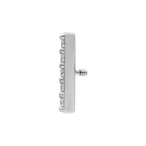 Accessorio piercing in argento con cristalli chiari su sfondo bianco