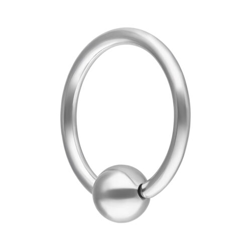 Anello a sfera di chiusura in acciaio chirurgico argento su sfondo bianco