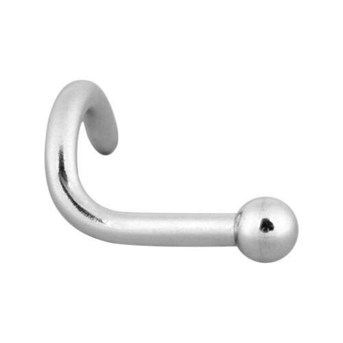 Piercing nasale in argento con sfera in acciaio chirurgico su sfondo bianco