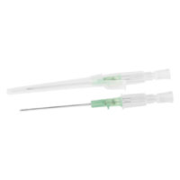 Aghi da piercing di sicurezza Introcan 14G-18G Due aghi da piercing in acciaio chirurgico con impugnature verdi su sfondo bianco