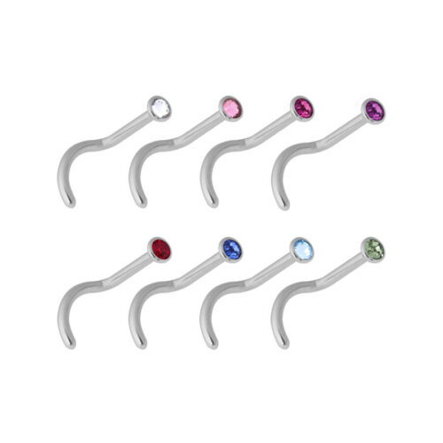 Otto piercing naso argentati con cristalli colorati su sfondo bianco