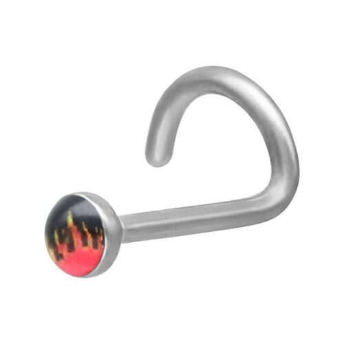 Piercing nasale in argento, curvato, con design a fiamma rossa su sfondo bianco