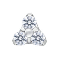 Attacco Trinity color argento con tre pietre cristalline su sfondo bianco