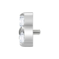 Attacco Trinity color argento con pietre cristalline su sfondo bianco