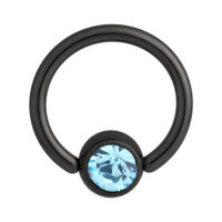 Clip in nero in titanio con cristallo azzurro Clip in nero in titanio con cristallo azzurro su sfondo bianco