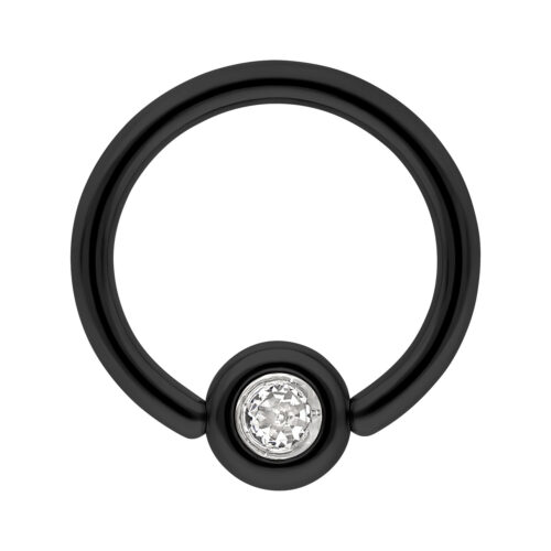 Anello in titanio nero con cristallo chiaro su sfondo bianco