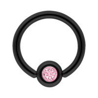 Clip nero in anello con cristallo rosa su sfondo bianco