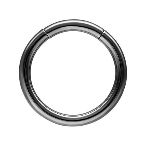 Anello segmentato nero in titanio, spessore 1,2 mm, diametro interno 7,0 mm su sfondo bianco