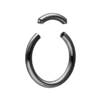 Anello segmentato nero in acciaio chirurgico Anello segmentato nero in acciaio chirurgico 316L su sfondo bianco
