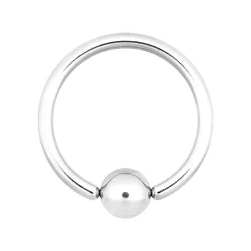 Anello clip in titanio oro bianco su sfondo bianco