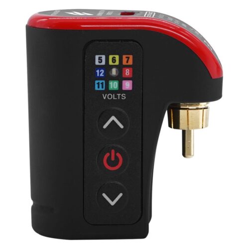 Alimentatore nero e rosso in alluminio su sfondo bianco