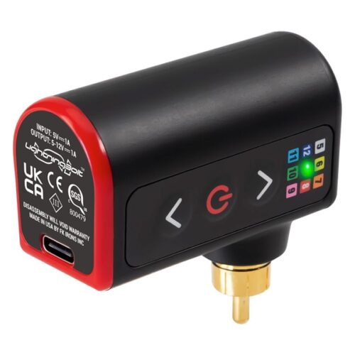 Alimentatore Fk Irons Lightning Bolt nero e rosso con corpo in alluminio su sfondo bianco