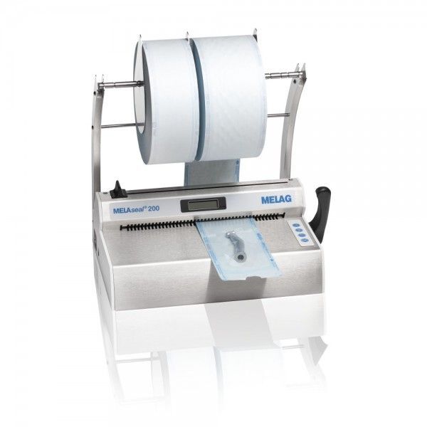 MELAseal 200 sigillatrice con porta rotolo MELAseal 200 sigillatrice in acciaio inox con due rotoli su sfondo bianco