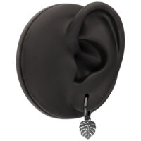 Gioielli neri per orecchie con ciondolo Monstera su un modello di orecchio nero