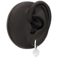 Orecchio modello nero con orecchino Monstera in argento, sfondo bianco
