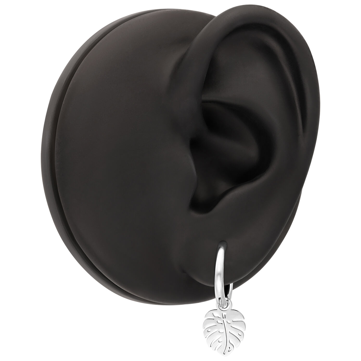 Orecchio modello nero con orecchino Monstera in argento, sfondo bianco