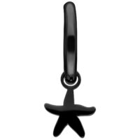 Orecchino nero con mini ciondolo a stella marina in acciaio chirurgico su sfondo bianco