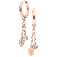 Orecchini a cerchio in oro rosa con pendenti di cristallo su sfondo bianco